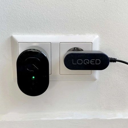 Kit di alimentazione LOQED Power Kit per LOQED Touch Smart Lock – 8× AA ricaricabili + cavo 3 m + alimentatore