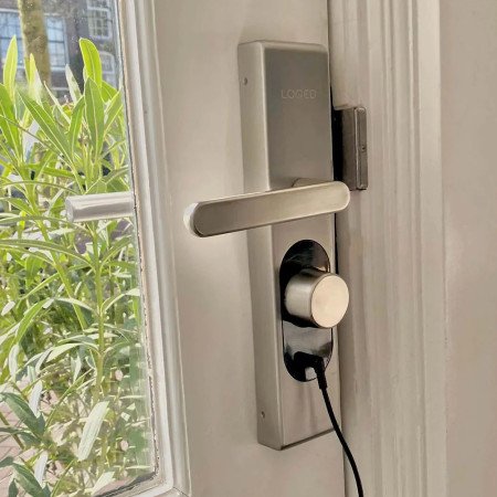 Kit di alimentazione LOQED Power Kit per LOQED Touch Smart Lock – 8× AA ricaricabili + cavo 3 m + alimentatore