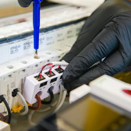 Shelly Pro 3EM 3CT63 – Contatore energia DIN mono/trifase 63A con CT trifase combinato, Wi‑Fi/LAN/Bluetooth, Modbus