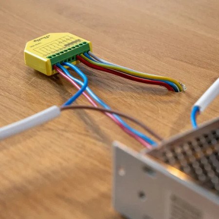 Shelly Plus RGBW PM – Controller Smart LED Wi-Fi con Power Meter