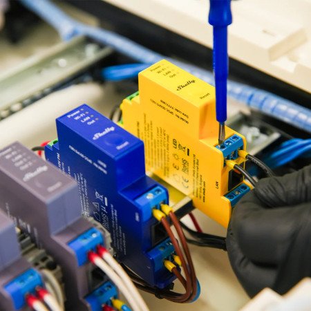 Shelly Pro RGBWW PM – Controller smart DIN 5 canali per LED RGB e CCT, 12-24 VDC, con misurazione consumi