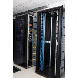 Set 2 canaline verticali 42U per gestione cavi – nere, con coperchio a cerniera